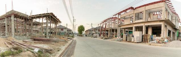 construction d'une nouvelle maison résidentielle en cours sur le chantier photo