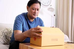 homme avec boîte aux lettres photo