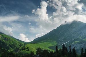 pics montagneux dans la partie ouest de la crête principale du Caucase. photo