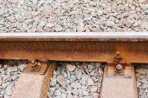 rail rails sur traverses avec boulons et écrous photo