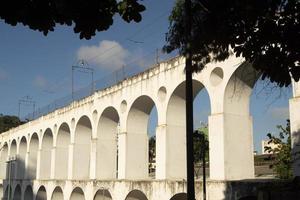 arches blanches emblématiques d'arcos da lapa dans le centre de rio de janeiro au brésil. photo