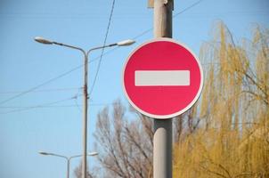 panneau de signalisation sous la forme d'un rectangle blanc dans un cercle rouge photo