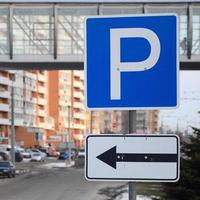 stationnement à gauche. panneau de signalisation avec la lettre p et les flèches vers la gauche photo