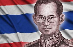 portrait du roi bhumibol adulyadej de 50 baht thailand money bill close on thailand flag background photo