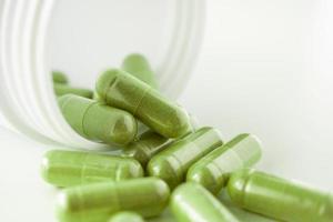 Capsules de phytothérapie avec bouteille sur fond blanc photo