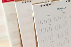 gros plan calendrier page dates et mois fond concept de réunion de rendez-vous de planification d'entreprise photo