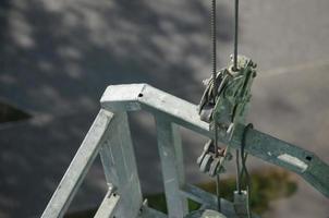 verrouillage de sécurité dans le cadre de la plate-forme de câble métallique suspendue pour les travaux de façade sur les bâtiments à plusieurs étages. verrou de sécurité pour empêcher la chute de la plate-forme de travail en cas de dysfonctionnement de la commande photo