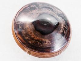 perle polie de pierre gemme d'agate brune sur le blanc photo