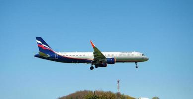 sotchi, russie - 22 avril 2022 avions aeroflot dans le ciel. photo