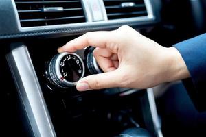 le vendeur ajuste le climatiseur de la voiture photo