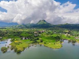 paysage avec lac et montagnes dans le maharashtra photo