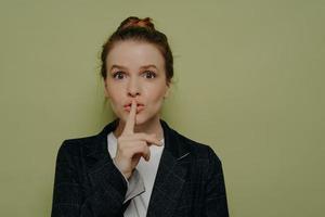 belle jeune femme en tenue décontractée demandant le silence photo