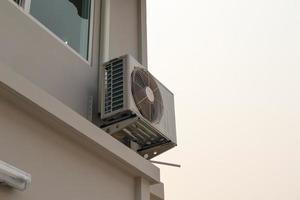 Compresseur d'unité extérieure de climatisation installé à l'extérieur de la maison photo