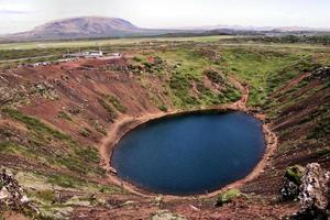 une vue sur le cratère kerid en islande photo