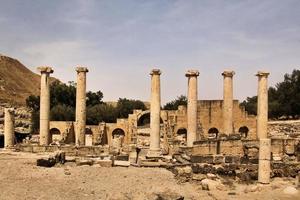 une vue sur la vieille ville romaine de beit shean en israël photo