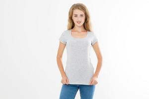 jeune femme blonde avec un corps mince en forme de t-shirt de modèle vierge et un jean isolé sur fond blanc. soins de la peau et des cheveux. copier l'espace et la maquette photo