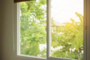 intérieur de la fenêtre de flou abstrait avec fond de vue sur le jardin vert photo