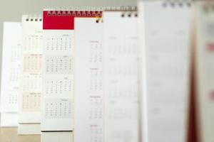 gros plan calendrier page dates et mois fond concept de réunion de rendez-vous de planification d'entreprise photo