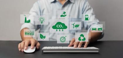 des organisations ou des entreprises développent un écran virtuel d'entreprise de crédit carbone. réduire les émissions de co2. concept de développement commercial durable. photo