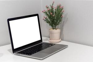 ordinateur portable maquette avec écran blanc sur le bureau. concept de technologie moderne. photo