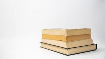 pile de livres isolés sur fond blanc.concept de retour à l'école. photo