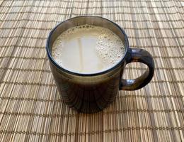 café au lait. tasse de café avec gros plan de lait. photo