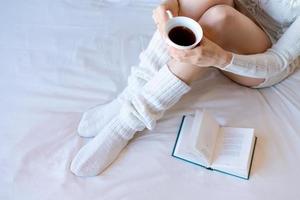 portrait de beauté femme détendue le matin et boire du café au lit. attrayant photo