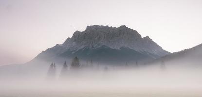 montagne zugspitze au lever du soleil photo