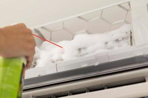 nettoyage de climatiseur avec mousse nettoyante en aérosol photo