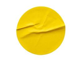 Étiquette autocollant papier rond jaune isolé sur fond blanc photo