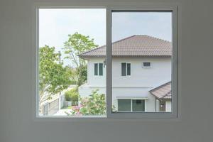 intérieur de maison à ossature de fenêtre en verre sur mur blanc photo