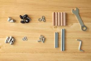 Kit d'outils de montage de meubles avec clé à vis et boulon sur table en bois photo