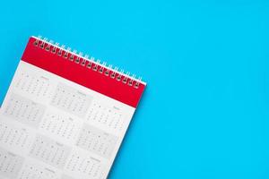 page de calendrier sur fond bleu concept de réunion de rendez-vous de planification d'entreprise photo