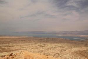 une vue de la forteresse perchée de massada en israël photo