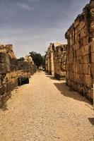 une vue sur la vieille ville romaine de beit shean en israël photo