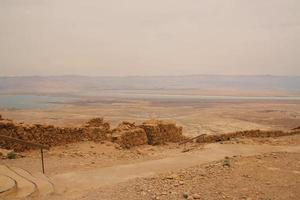 une vue de la forteresse perchée de massada en israël photo