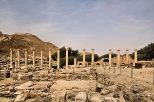 une vue sur la vieille ville romaine de beit shean en israël photo