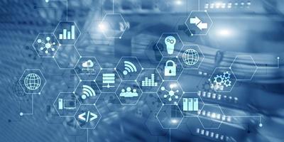 concept numérique internet des objets technologies de l'information et des télécommunications. icônes de double exposition et arrière-plan de la salle des serveurs photo