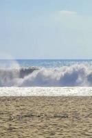 De grosses vagues de surfeurs extrêmement énormes à la plage de puerto escondido au mexique. photo