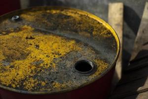 réservoir de carburant et rouille. baril d'acier dans la rue. trou pour recevoir le carburant. photo