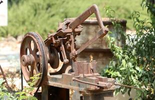 de vieilles machines agricoles se dressent dans la rue en israël et rouillent photo