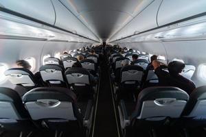 sièges de cabine d'avion avec passagers. classe économique des nouvelles compagnies low-cost les moins chères sans retard ni annulation de vol. voyage voyage dans un autre pays. photo