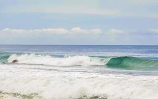 De grosses vagues de surfeurs extrêmement énormes à la plage de puerto escondido au mexique. photo