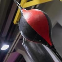 un gros plan vertical d'un sac de boxe dans le complexe sportif photo