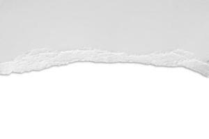 Bandes de bords déchirés de papier déchiré blanc isolé sur fond blanc photo