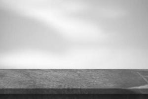 table en marbre avec chute d'ombre d'arbre sur fond de mur blanc pour l'affichage du produit maquette photo