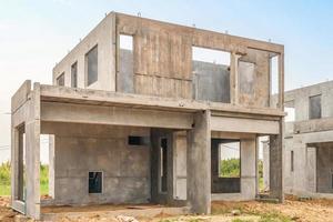 nouvelle maison résidentielle de construction avec système de préfabrication en cours sur le chantier photo