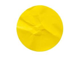 Étiquette autocollant papier rond jaune isolé sur fond blanc photo