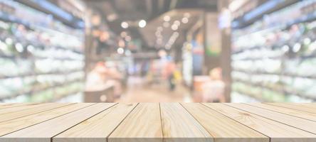 dessus de table en bois avec supermarché épicerie arrière-plan flou avec lumière bokeh pour l'affichage du produit photo