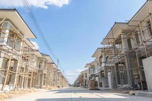 Construction d'une nouvelle maison résidentielle en cours sur le site de construction d'un lotissement photo